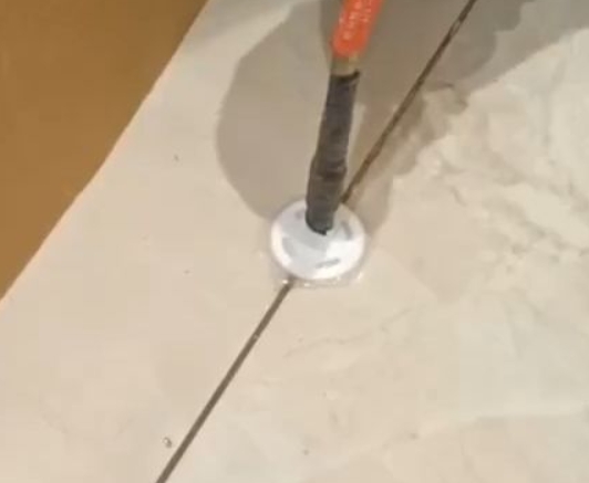 涞水瓷砖空鼓维修公司专业解答瓷砖在铺贴过程中，如果没有涂抹均匀到位的粘结材料（如水泥砂浆或瓷砖胶），可能会导致以下问题