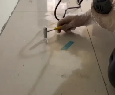 涞水瓷砖开裂维修公司专业分享瓷砖在铺贴前如果没有沥干水分，将会导致以下问题